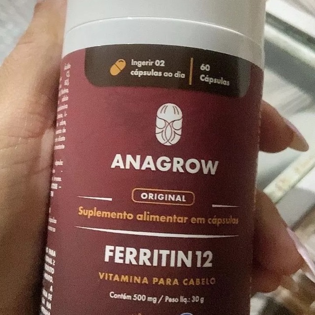 Cliente segurando o pote de Ferritin12 recém-recebido