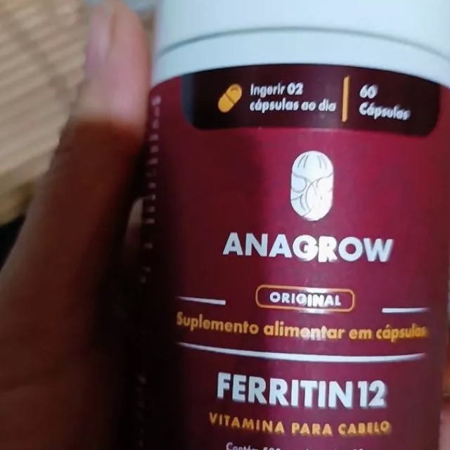 Pote de Ferritin12 na mão de uma cliente